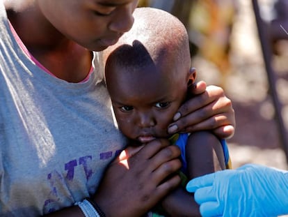 Un niño es vacunado contra el ébola en Goma.