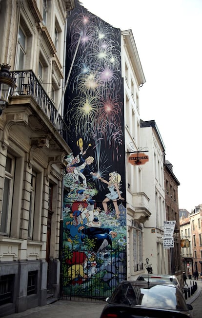 Mural de la rue du Chêne junto a una de las tiendas más famosas de fuegos artificiales de Bruselas.