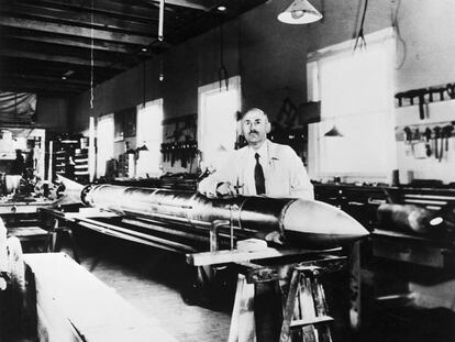 Robert Goddard, con uno de sus cohetes en Roswell (Nuevo México) en 1935.