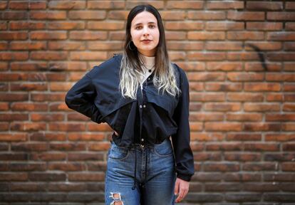 Para otros jóvenes, el apoyo al kirchnerismo no se trata solo de economía. Pilar, de 16 años, votó por primera vez en las elecciones primarias en un centro electoral de Buenos Aires (Argentina). En su caso, explica que se identifica con el kirchnerismo por su agenda, que es más liberal en cuestiones sociales y está más en línea con sus valores. “Uno de los temas que quiero que se trate es el aborto legal, seguro y gratuito”, afirma Pilar.