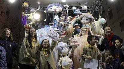 Los falleros de la comisión Duc de Gaeta-Pobla de Farnals celebran el primer premio de las fallas infantiles.