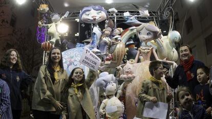 Los falleros de la comisi&oacute;n Duc de Gaeta-Pobla de Farnals celebran el primer premio de las fallas infantiles.