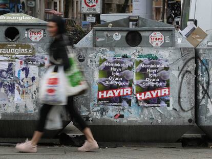 Carteles en Berlín que piden en turco votar 'no' en el referéndum.