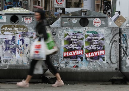 Carteles en Berlín que piden en turco votar 'no' en el referéndum.