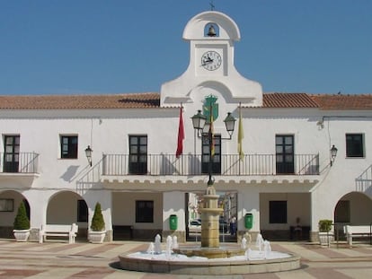 Fachada del Ayuntamiento de Villanueva del Pardillo (Madrid).