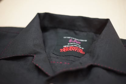 Detalle de la etiqueta de la camisa que Teresa Ballesté diseñó y elaboró para el director de cine Quentin Tarantino.