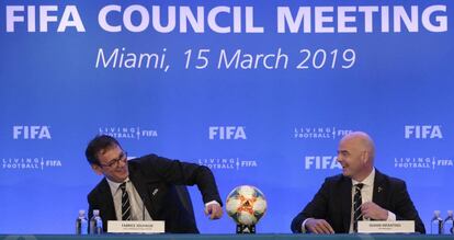 Gianni Infantino, presidente de la FIFA, junto a Fabrice Jouhaud, responsable de comunicación. 