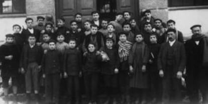 Primera promoción de la Escuela de Armería de Eibar en una imagen datada en 1913