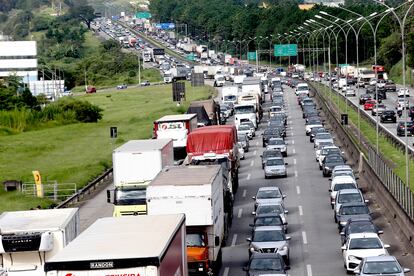 Congestionamento na Rodovia Castello Branco, na Grande  São Paulo, nesta segunda. Caminhoneiros bloquearam parcialmente a rodovia.