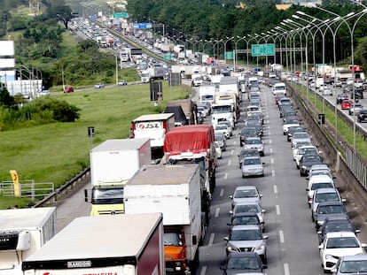 Congestionamento na Rodovia Castello Branco, na Grande  São Paulo, nesta segunda. Caminhoneiros bloquearam parcialmente a rodovia.