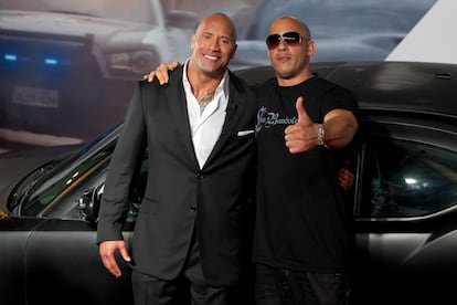 Dwayne Johnson y, a la derecha, Vin Diesel, durante el estreno de la película 'Fast & Furious 5', en Río de Janeiro (Brasil), el 15 de abril de 2011.