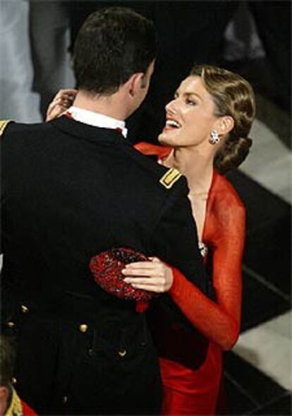 El príncipe Felipe y su prometida, Letizia Ortiz, bailan durante la fiesta nupcial del príncipe Federico de Dinamarca y Mary Donaldson, celebrada el viernes por la noche en Copenhague.