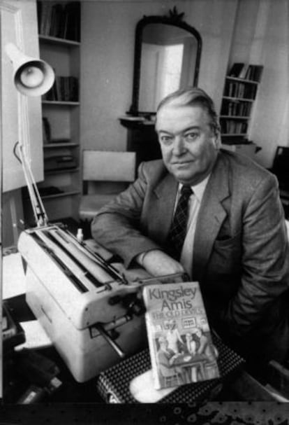 Kingsley Amis, retratado en 1987 con Los viejos demonios, la novela que le valió el Premio Booker.