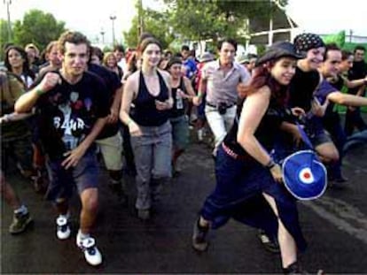 Un grupo de asistentes al Festival de Benicàssim, a la carrera para ocupar la primera fila frente al escenario.