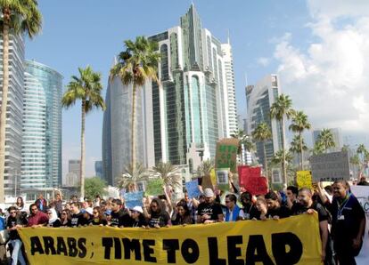 Un grupo de manifestantes piden en Doha que adopten medidas contra el calentamiento.