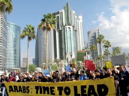 Un grupo de manifestantes piden en Doha que adopten medidas contra el calentamiento.