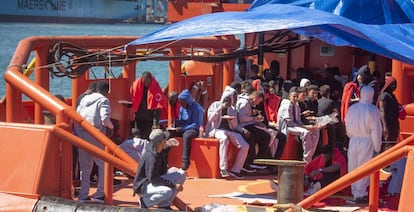 Llegada de inmigrantes ayer al puerto de Algeciras (Cádiz) tras ser rescatados por Salvamento Marítimo.