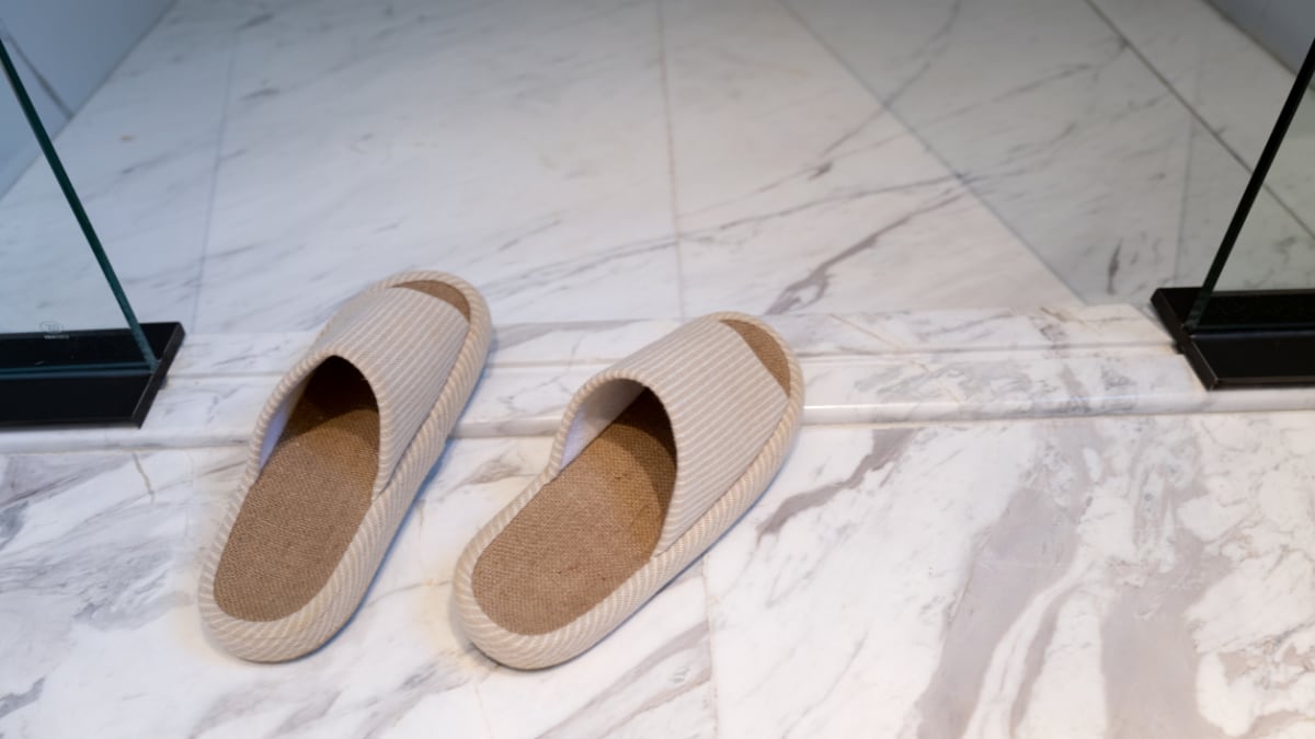 Las zapatillas de casa para mujer que triunfan este verano: de lino y en cinco colores