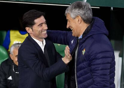 Setién y Marcelino se saludan antes del partido. 