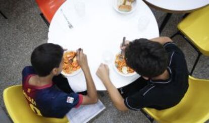 Un grupo de estudiantes de secundaria tomando ayer el almuerzo en el comedor social de la Fundación Joan Salvador Gavina.