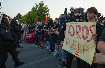 Miembros de Núcleo Nacional en la manifestación ilegal del 4 de julio, frente al centro de migrantes de Alcalá de Henares.