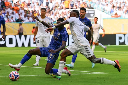 Hassan Al Tambakti y Vinicius disputan el balón en el partido entre Real Madrid y Al Hilal.
