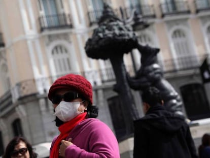 Una turista con mascarilla en la Puerta del Sol de Madrid.