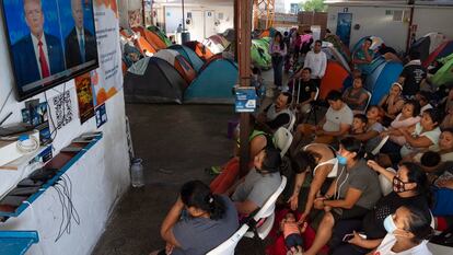 Migrantes observan el debate entre Joe Biden y Donald Trump, desde un refugio para migrantes que esperan solicitar asilo, en Tijuana, (México) el 27 de junio de 2024.