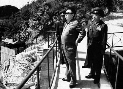 Kim Jong-il posa junto a otros militares en una de sus usuales visitas a unidades del Ejército Popular Norcoreano, en una imagen datada en 2004.
