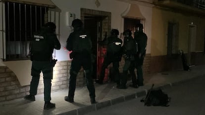 Agentes de la Guardia Civil participan en una entrada para registro en Puerto Serrano, este jueves de madrugada.