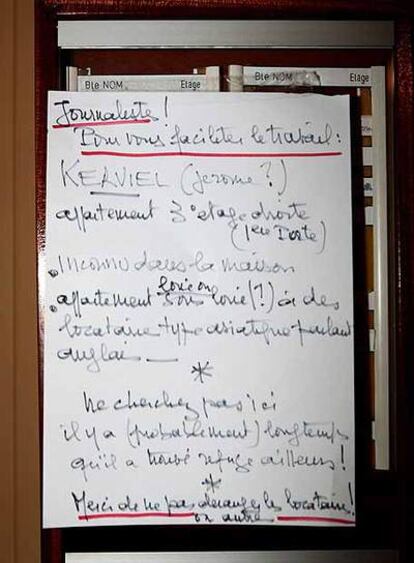 Nota de los vecinos de Jérôme Kerviel en el portero automático de su edificio advirtiendo a los periodistas de que no conocen al operador y pidiéndoles que no les molesten.