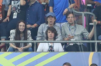 Mick Jagger con su hija Elizabeth (Lizzy) y sus hijos James y Lucas (delante del cantante), en París en 2016. 