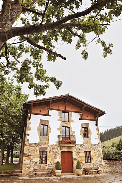 Asador Etxebarri (Axpe, España). El vizcaíno valle de Atxondo, a las faldas del monte Anboto, es el marco natural en el que se desarrolla la cocina a la brasa de Bittor Arginzoniz, reconocida con 1* Michelin. En sus parrillas a medida cocina de todo, desde caviar a guisantes lágrima o mantequilla.