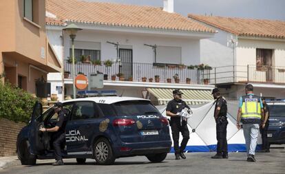 La Policía Nacional, a las puertas de la vivienda en la que ha ocurrido el parricidio.