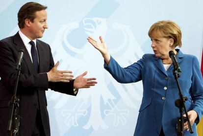 David Cameron y Angela Merkel ante la prensa en junio en Berlín.