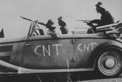 Milicianos de la CNT, en un coche en 1937.