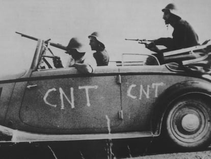 Milicianos de la CNT, en un coche en 1937.