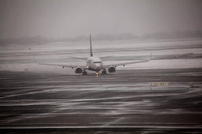 Nieve en una de las pistas del aeropuerto de Madrid, el 5 de febrero de 2018. 