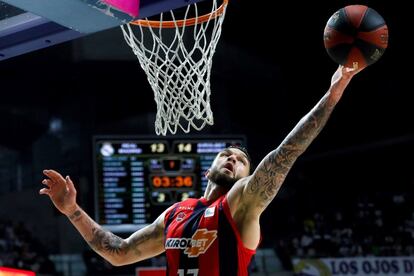 El pívot francés Vincent Poirier, del Baskonia, lucha un rebote durante el primer partido de la final de la Liga ACB que Real Madrid y Baskonia.