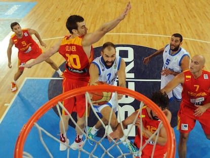 Spanoulis entra a canasta ante Claver.