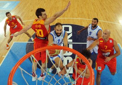 Spanoulis entra a canasta ante Claver.