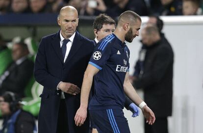 Benzema abandona el estadio del Wolfsburgo lesionado.