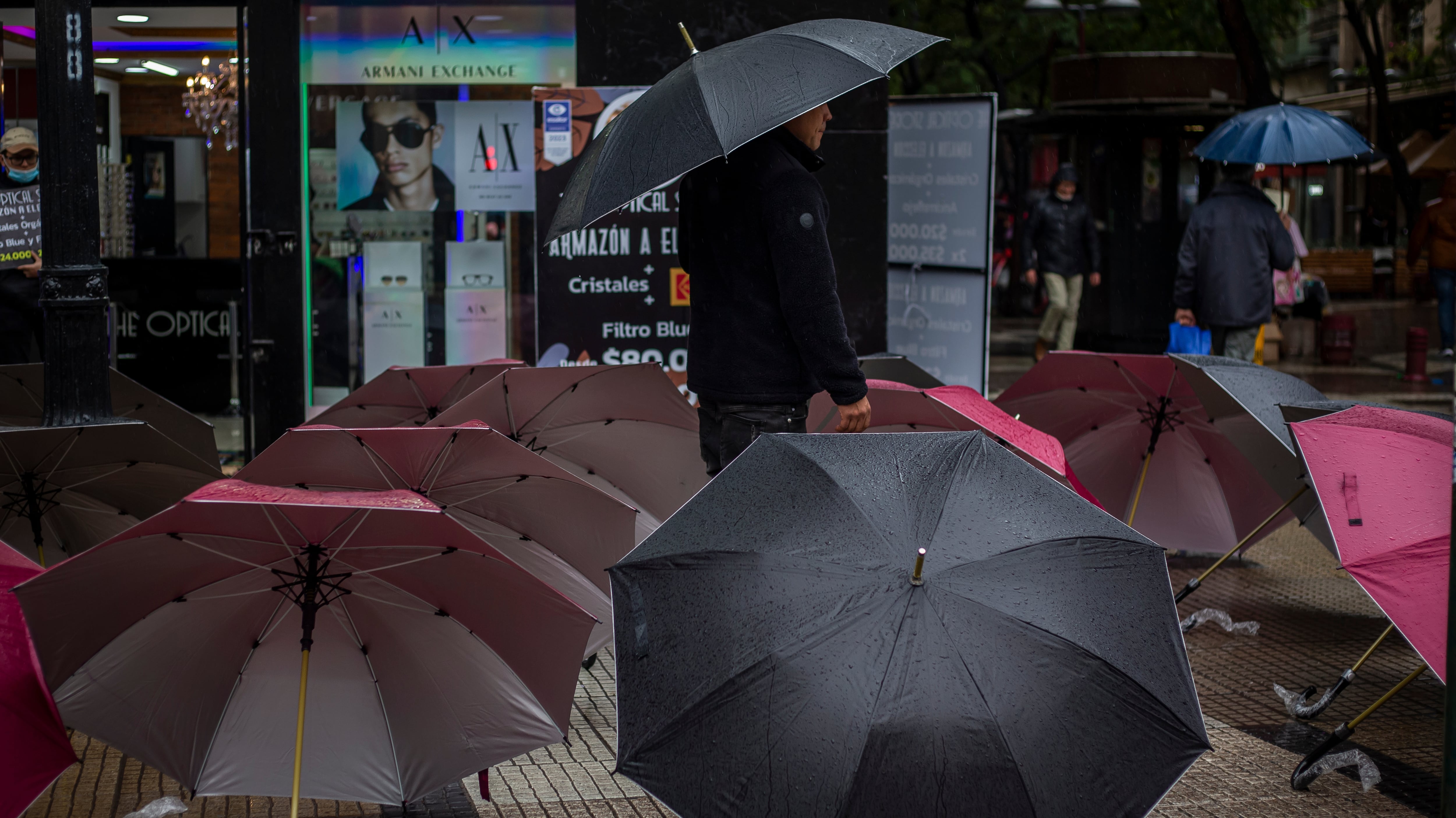 Las lluvias inundan las calles de Santiago de Chile y bajan las temperaturas en la zona centro-sur del país