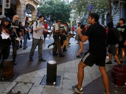 La policía se enfrenta a manifestantes de extrema derecha que reclaman políticas contra la inmigración más duras, en Santiago de Chile a principios de marzo. 