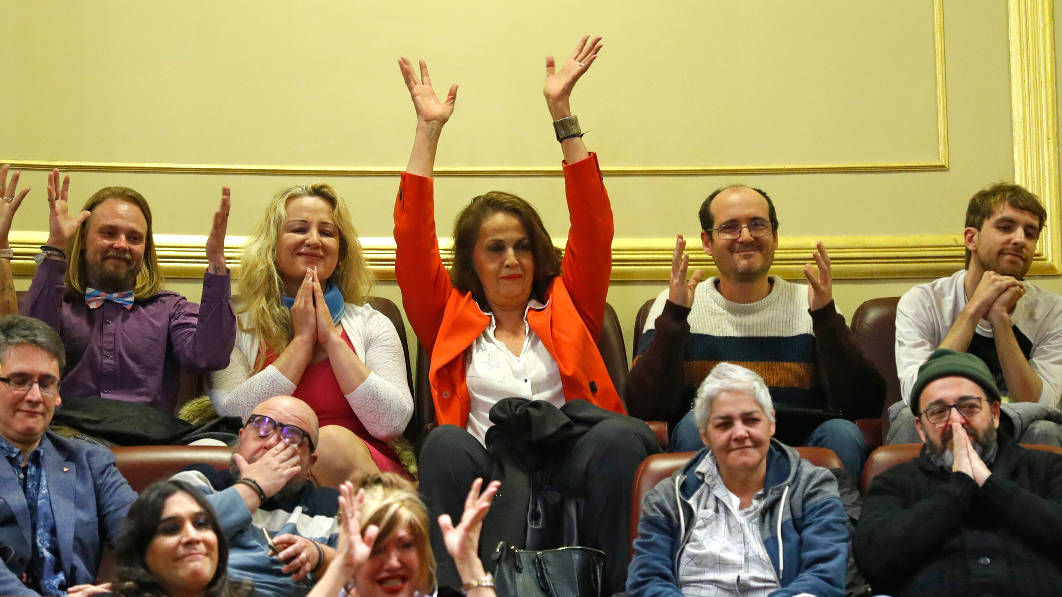 La exdiputada socialista en la Asamblea de Madrid Carla Antonelli (centro), junto a representantes de colectivos de personas trans y LGTBI, este jueves en el Congreso de los Diputados.