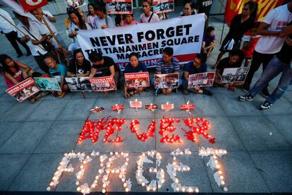 Los actos conmemorativos se han extendido también a otras ciudades como Taipéi (Taiwán) y Manila (Filipinas). En la foto, un grupo de activistas conmemoran el 30 aniversario de la matanza de Tiananmen de 1989 frente al consulado chino en Manila (Filipinas).