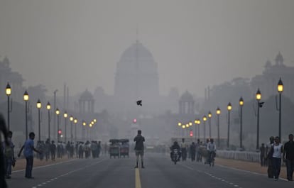 Un turista en medio de una calle frente al Palacio Presidencial envuelto por un manto de niebla con humo. Nueva Delhi, India, en noviembre de 2012.