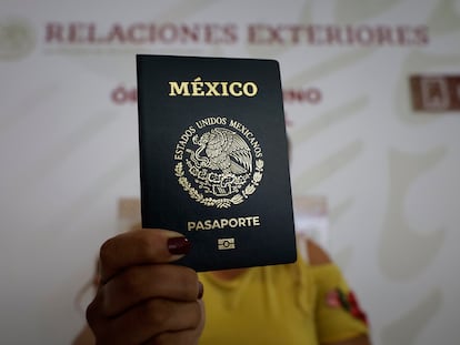 Una mujer muestra el pasaporte que recibió en las oficinas de la Secretaría de Relaciones Exteriores, el 5 de abril de 2023.