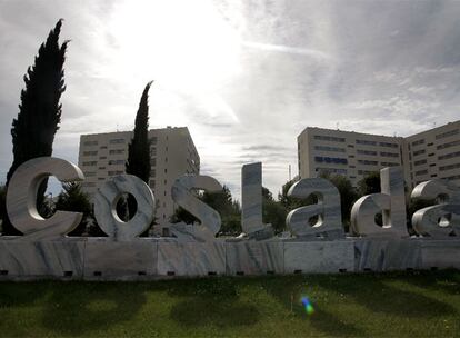 El enorme letrero en la rotonda de entrada a Coslada da la bienvenida al visitante de este municipio de 92.000 habitantes.