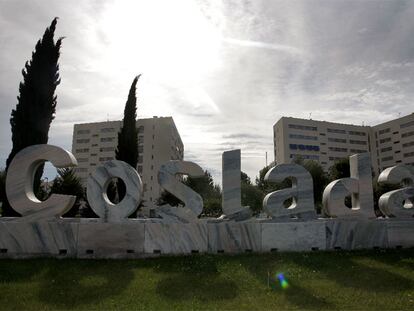 El enorme letrero en la rotonda de entrada a Coslada da la bienvenida al visitante de este municipio de 92.000 habitantes.